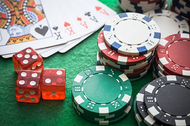 Mobile phone showing aladin 138 app interface with live dealer table and payment options